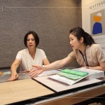 木地板的材質(zhì)及顏色，除了考慮美觀外，還有實(shí)用性和耐用性，針對(duì)不同的需求由客服人員分享與引導(dǎo)，為住戶(hù)們找到最合適的材料。