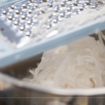 絲絲晶瑩剔透的蘿蔔絲，嚴選產(chǎn)季蘿蔔，甘甜爽口，富有豐富的營養(yǎng)纖維，刨絲器孔洞大小也很講究，太細則會吃不到蘿蔔的口感。