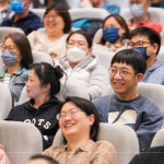 講師善於掌握現(xiàn)場(chǎng)節(jié)奏，用輕鬆的方式拆解人生難題，自帶幽默感且金句不斷，讓現(xiàn)場(chǎng)氣氛生動(dòng)又有趣。