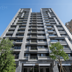 坐落在東區(qū)的自由居，共達(dá)154戶，一望無際的藍(lán)天襯托出沉穩(wěn)低調(diào)的鐵灰建築外牆。