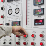 風(fēng)雨性能測試遵循嚴謹流程，從氣密性→水密性→抗風(fēng)壓性，將可能破壞窗框結(jié)構(gòu)的測試步驟，放置於最後進行，避免影響其他測試結(jié)果。