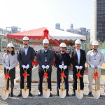 新業(yè)建設(shè) 穆椿松 創(chuàng)辦人(左四)、卓勝隆 董事長(右四) 偕同新業(yè)職人團隊，於3/21吉日一同為【新業(yè)V＆A】揭開序幕。