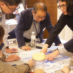 新業(yè)建設(shè) 卓勝隆 董事長(zhǎng)與設(shè)計(jì)部同仁共同探討品牌定義，了解到品牌對(duì)企業(yè)帶來(lái)的影響與改變。