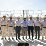 新業(yè)建設(shè)創(chuàng)辦人穆椿松先生(右四)偕同 卓勝隆董事長(zhǎng)(右五)、簡(jiǎn)福榮總經(jīng)理（右三）、邱正光副總經(jīng)理（左四）及新業(yè)建築職人團(tuán)隊(duì)，一同參與【微丘森鄰】上樑祈福儀式。