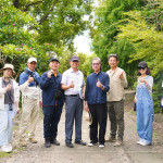 新業(yè)建設簡福榮總經理(圖左四）、楊家凱建築師(圖右四)與新業(yè)職人團隊、景觀設計團隊，不畏烈陽到郊區(qū)選材，不論是景石還是樹種，考量方方面面。