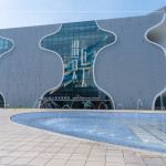 臺(tái)中國家歌劇院由日本建築大師『伊東豊雄』設(shè)計(jì)，透過「曲牆工法」的設(shè)計(jì)概念構(gòu)成，整棟建築零直角、無樑無柱，是世界獨(dú)一無二的涵洞建築。