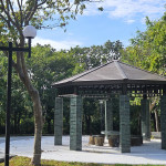 明秀公園中央的八角亭，風(fēng)格配合亭裡的石頭座椅，選用西班牙進(jìn)口祖母綠磁磚，藉由加重柱子的顏色，讓整體看起來更穩(wěn)重。