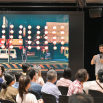 靜靜感受每張照片帶來的悸動，在講師差差的細(xì)膩說書下，時而歡笑、時而感動。