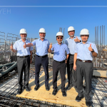 位於臺中東區(qū)【築森鄰】順利迎來上樑典禮，新業(yè)建設(shè)名譽董事長穆椿松先生（圖左二）、卓勝隆董事長（圖右三）、簡福榮總經(jīng)理（圖左一）、邱正光副總經(jīng)理（圖右一）一同蒞臨現(xiàn)場，祝福工程平安順利地完工。