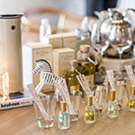 試香紙與小巧的精油一字排開，耐人尋味。