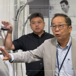 形形色色的衛(wèi)浴設(shè)備，惟有透過各部門主管謹慎周全的來回溝通，找尋出最合適的選材。（圖右為新業(yè)建設(shè)卓勝隆董事長）