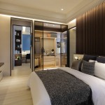 以透明層板取代厚重的拉門，讓更衣室的格局一併收納進主臥室裡，另一側(cè)綠意是大自然的伸展臺，隨著季節(jié)呈現(xiàn)出不一樣的景致。從視野上，呈獻給主人更寬闊的禮遇！