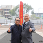 新業(yè)建設(shè)-創(chuàng)辦人 穆椿松(右)與董事長(zhǎng) 卓勝隆(左)，一同出席典禮，保佑往後施工過(guò)程平安，奠基順利！
