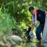 第一次走訪南勢(shì)溪，綠意盎然的景致彷彿進(jìn)入世外桃源，在溪流旁踩著石礫，撿拾這些被塵封已久，不可分解的塑料製品。