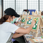 拿起畫筆，繪出想像，隨畫筆而下，層層疊出溫度，午後一抹微光灑下，用繪畫留住當下美好片刻。