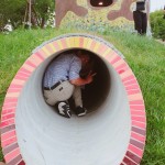 想進(jìn)入碉堡探險(xiǎn)，涵洞是唯一入口，總能喚起大人的童心，想跟著進(jìn)入高達(dá)二層樓的精靈碉堡一探究竟。