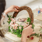 浪漫優(yōu)雅的粉色花色，其中以粉色繡球、迷你玫瑰最為不同，每款花材散發(fā)著淡雅的香氣，乾燥花作為花材，更可長(zhǎng)期保存。