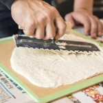 健康建材也可以很藝術(shù)！趁凝固前，將黏糊的珪藻塗料推開、抹平，並押上紋路，對(duì)新業(yè)家族來(lái)說(shuō)是相當(dāng)新鮮的體驗(yàn)！