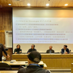 邀請臺灣建築典範的建築師、產(chǎn)業(yè)領(lǐng)袖，共同展開一場「從設(shè)計到產(chǎn)業(yè)、從開發(fā)到生活」的跨界對話，將捷集團-林莉婷執(zhí)行長(左一)、半畝塘-江文淵建築師(左二)、新業(yè)建設(shè)-穆椿松建築師&創(chuàng)辦人(中)、開務(wù)建築-龔瑞琦建築師(右二)、元根建築工房-吳武易建築師(右一)。