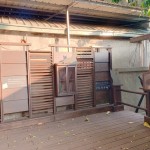 新業(yè)將端與景融合，透過格柵、窗櫺式書櫃等元素，巧手一揮成了洋溢書香的書席。斜影映下，您是否也看到3隻小貓玩耍其中？