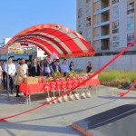 新業(yè)建設(shè)穆椿松名譽董事長（中）帶領(lǐng)新業(yè)團隊，祈求保佑人員平安、工程順利。
