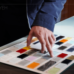 五顏六色的烤漆玻璃，依序排列、整齊劃一，看似廚具中的小小配角卻是訂調(diào)整體風(fēng)格的靈魂。