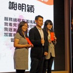 新業(yè)建設(shè)邱正光副總(中)化身張老師頒發(fā)獎學(xué)金給學(xué)生，也希望未來有更多有志之士加入張老師的行列，將自己的專業(yè)與熱情回饋給更多需要幫助的民眾。