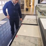 設(shè)置於地面的建材，以指掌輕撫過，切身感受細膩的觸感，並從自然的紋路中覺察：什麼底色、光澤，可與廚具化為和諧的一致性。