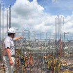 建築就像小孩逐漸長(zhǎng)大成人，工地主任與職人師傅就像盡責(zé)的保母，每天瞻前顧後、指導(dǎo)，呵護(hù)長(zhǎng)大。