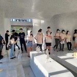 接待大廳延續(xù)弧形立柱的風(fēng)格，以白色大理石砌成方中帶圓的空間格局，融合為一景。白底灰紋的大理石，與嵌入式座椅相映成趣，注入東道主宴客的巧思與溫度。－【新業(yè)觀峰】。