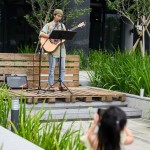 音樂家駐點表演，歌聲隨風(fēng)飄散於市集中，使略微慵懶的週六下午增添些許閒適感。一旁被歌聲吸引而來的小妹妹，也開心地以手機紀(jì)錄這美好時光。