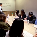 與專業(yè)能力一樣重要的，就是解決問題的能力，新業(yè)邱正光副總經(jīng)理（圖左一），不吝於教導(dǎo)新進(jìn)員工如何認(rèn)知問題並準(zhǔn)確地解決。