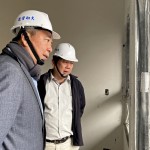 每一個專注討論的眼神，都力求建築更臻職人心中的標(biāo)準(zhǔn)。新業(yè)建設(shè)名譽董事長穆椿松先生（圖左一）。