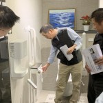 衛(wèi)生紙抽取的細(xì)節(jié)也不容錯過，每人習(xí)慣的不同，衛(wèi)生紙架以捲筒式上方多加平臺型式，使用上多了選擇性及便利性。