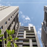 融入自然的建築內(nèi)涵，玻璃盒般的陽(yáng)臺(tái)，恣意錯(cuò)層而上的花臺(tái)綠意，為生活帶來(lái)了四季。