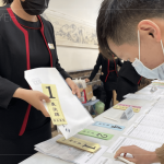 重要的會議表決牌，以雙手交付，預(yù)祝會議的順利和圓滿。