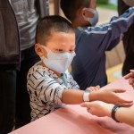 戴上入島手環(huán)，孩子們興奮又期待的等待416號列車啟程，冒險之旅就要開始囉！