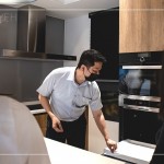 新進(jìn)同仁化身來(lái)訪(fǎng)第一線(xiàn)的客戶(hù)，用心聆聽(tīng)行銷(xiāo)部楊世偉經(jīng)理的分享，新業(yè)對(duì)於未來(lái)家人在生活空間流動(dòng)上，設(shè)計(jì)規(guī)劃的細(xì)膩之處。