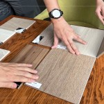 職人透過指尖觸摸面板，感受彩理、紋路、質(zhì)感，甚至韌度上的不同，感受每一分的精準(zhǔn)細(xì)節(jié)。