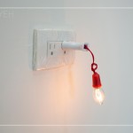 每一處的插座亮起橘光的小燈泡，代表著此處的通電正常，看著散發(fā)出橘色溫暖的光源，內(nèi)心也不由自主地跟著暖了起來。