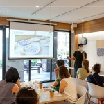 再度與手感職人 #京好手作 合作，分享青花瓷的歷史，始於中國(guó)唐朝，成熟於元朝，尤其以『景德鎮(zhèn)』為代表，於明朝瓷器成為主流。