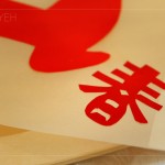 運(yùn)用剩餘的春聯(lián)紙，創(chuàng)意發(fā)展剪下一個(gè)「春」，是以滿滿的美好寓意，點(diǎn)綴燈籠作
品。