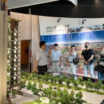 新業(yè)建設(shè)行銷部－楊世偉經(jīng)理（左一），與新進(jìn)員工分享臺(tái)中北屯十四期-大塊藏硯，在建築理念、空間規(guī)劃、減碳綠化上環(huán)環(huán)相扣，為住戶的未來(lái)居所層層把關(guān)。
