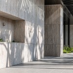 建築與工藝的相互交織，低調(diào)大器的優(yōu)雅，篩落光影，自然光線(xiàn)與陰影交織輝映在這條廊道上。