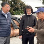 新業(yè)建設(shè) 蕭智夫 建築師(左一)偕同建築團(tuán)隊(duì)，親赴臺(tái)中大肚原木工廠，挑選合適的欖仁木，作為建案公共空間傢俱。