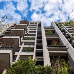 仰望大塊森鄰的複層陽臺，藍天、綠意與建築交織的美好，讓自然走入生活空間，是新業(yè)對永續(xù)環(huán)境的一種實踐。