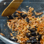 將餡料下鍋炒香，香味即刻飄散滿室，放入調(diào)味料、加水，大火滾沸後轉(zhuǎn)小火加蓋15分鐘，開蓋收汁、盛盤。