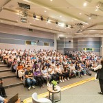 講師幽默風(fēng)趣的笑談『無畏的舞臺(tái)人生』，透過各種方式傳承臺(tái)灣本土藝術(shù)，期望將歌仔戲推廣到世界各個(gè)角落。