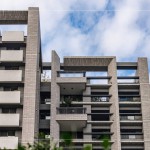 遠方眺望建築外觀，使用不同顏色的磁磚進行混色搭配，建築顯得更立體，並具有獨特品味。(圖為 新業(yè)–大塊森鄰 實景圖)