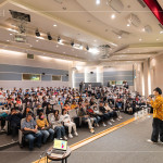 因?yàn)橄矚g「說(shuō)話」這件事，讓黃豪平始終保有站上舞臺(tái)的熱誠(chéng)，努力讓自己的名字留下痕跡。